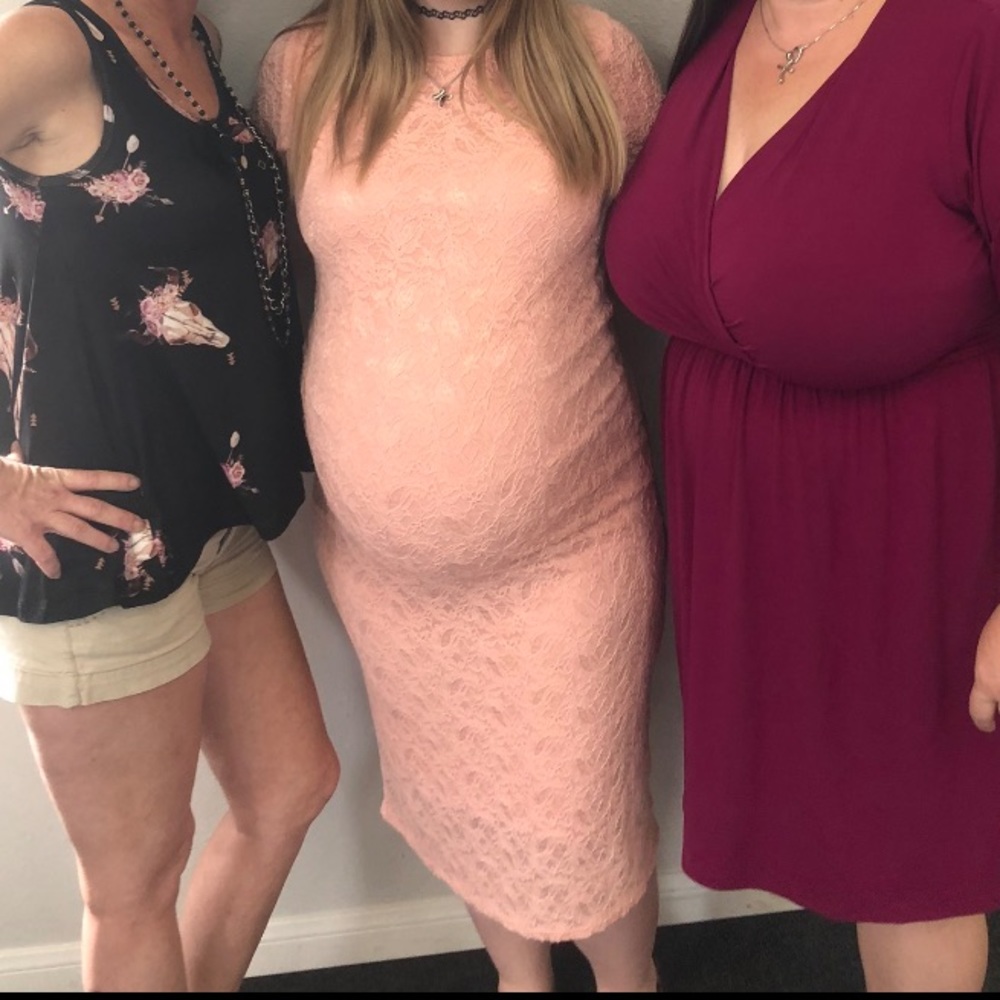 Pink lace maternity dress - Picture 2 of 2